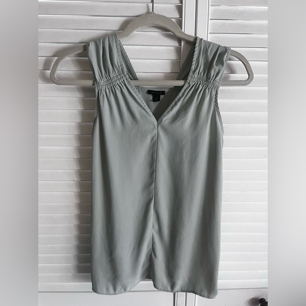 Ann Taylor Soft Green V-Neck Top Size XS